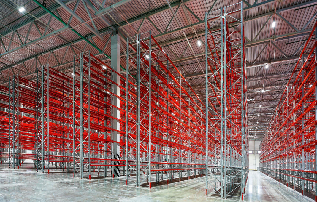 Необхідність використання складських стелажів для організації зберігання вантажів